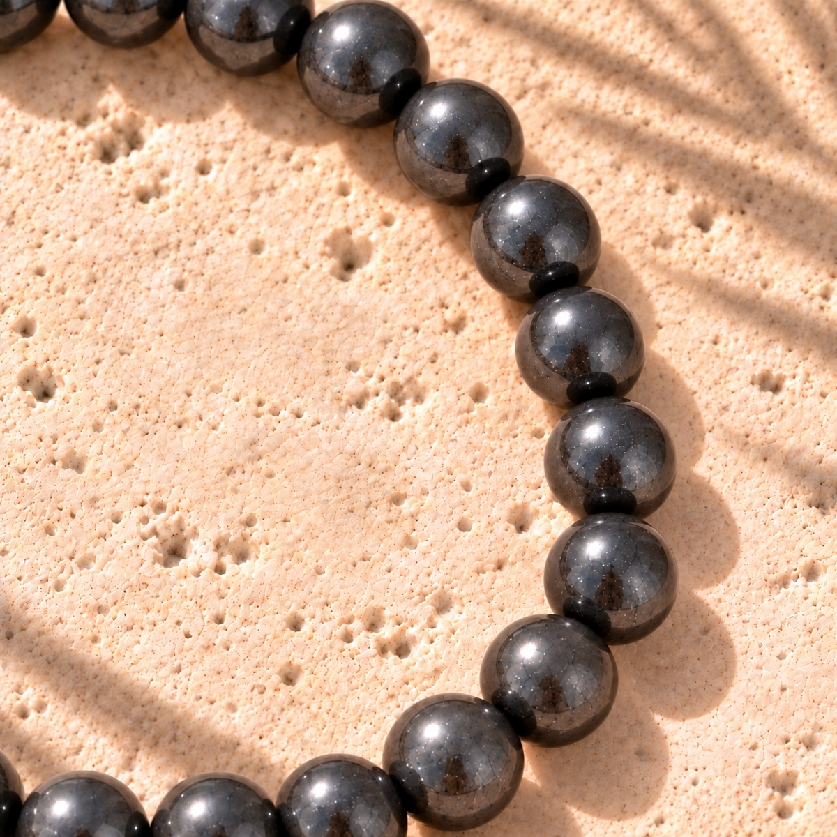 Bracelet en Hématite — gros plan du côté droit, courbe naturelle régulière et perles 6 mm