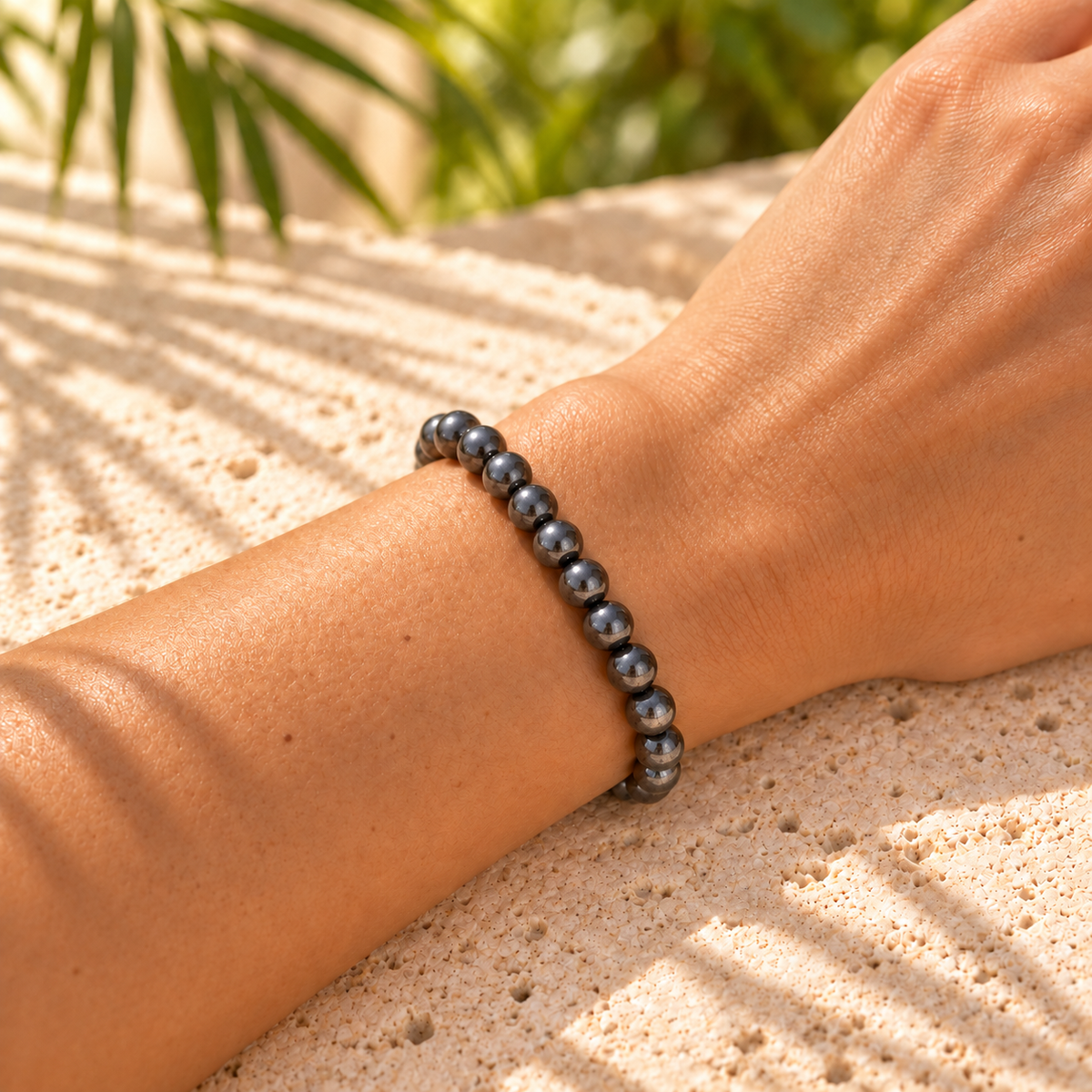 Bracelet en Hématite — porté sur un poignet féminin, perles de 6 mm