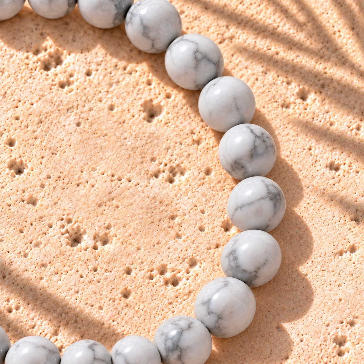 Bracelet en Howlite Blanche — gros plan du côté droit, courbe naturelle régulière et perles 6 mm