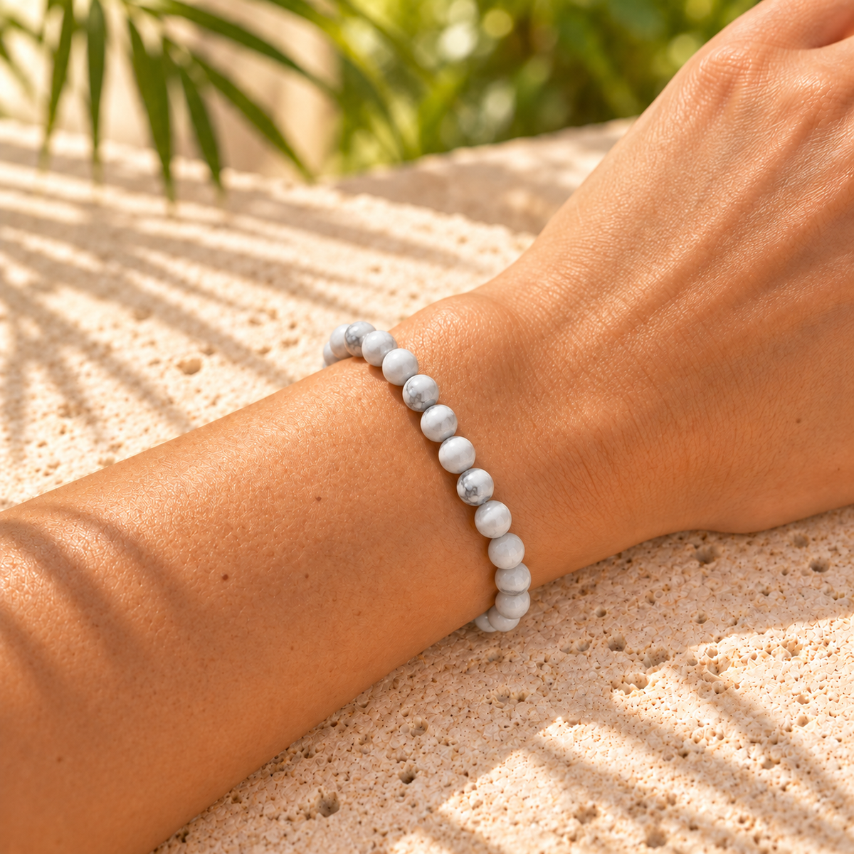 Bracelet en Howlite Blanche — porté sur un poignet féminin, perles de 6 mm