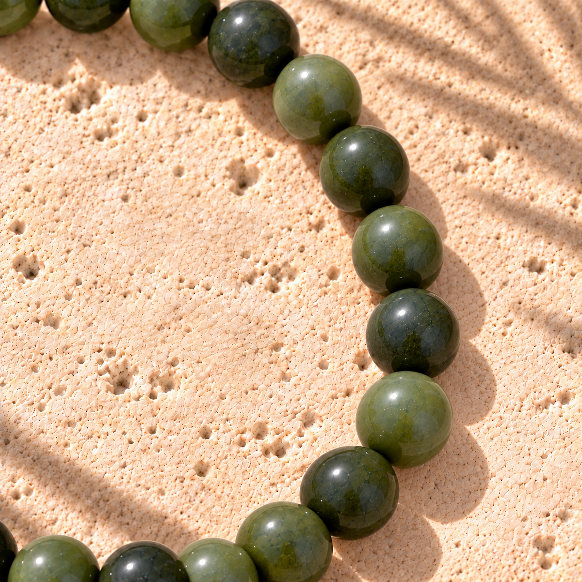 Bracelet en Jade Néphrite du Canada — gros plan du côté droit, courbe naturelle régulière et perles 6 mm