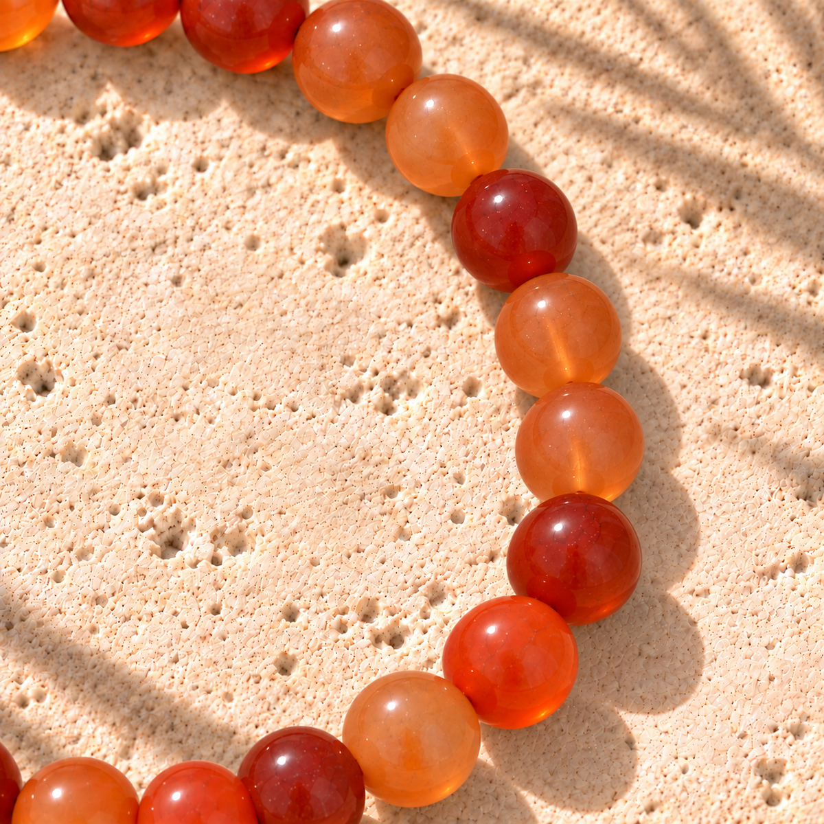 Bracelet en Cornaline — gros plan du côté droit, courbe naturelle régulière et perles 6 mm