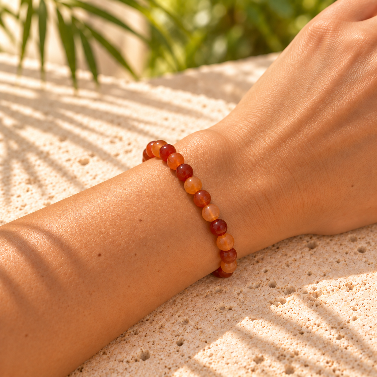 Bracelet en Cornaline — porté sur un poignet féminin, perles de 6 mm
