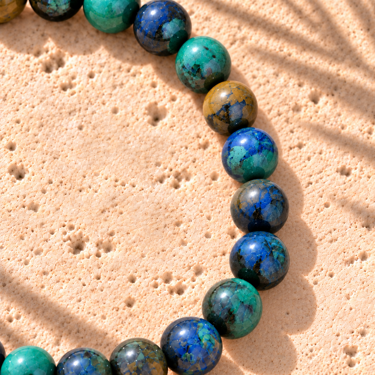 Bracelet en Azurite-Chrysocolle — gros plan du côté droit, courbe naturelle régulière et perles 6 mm