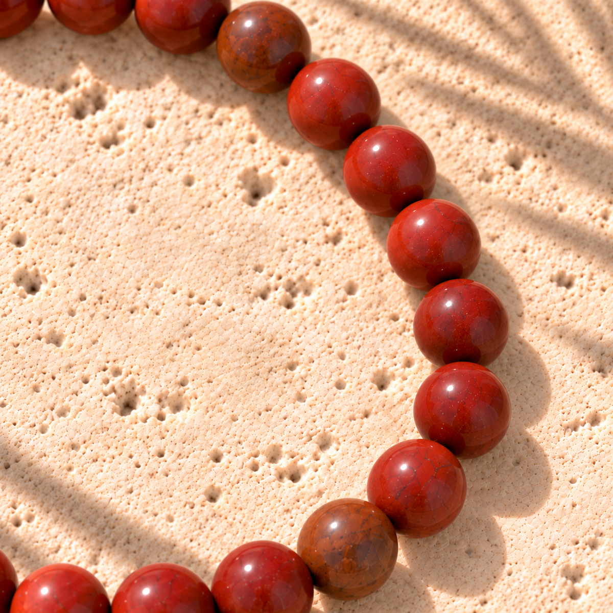 Bracelet en Jaspe Rouge — gros plan du côté droit, courbe naturelle régulière et perles 6 mm