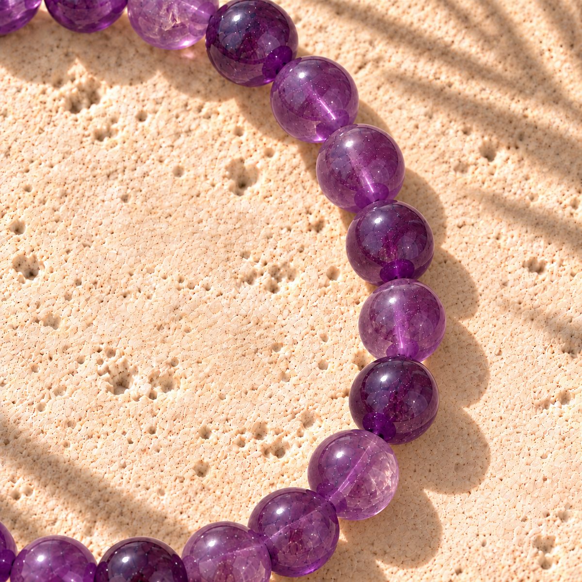 Bracelet Améthyste — gros plan du côté droit, courbe naturelle régulière et perles 6 mm