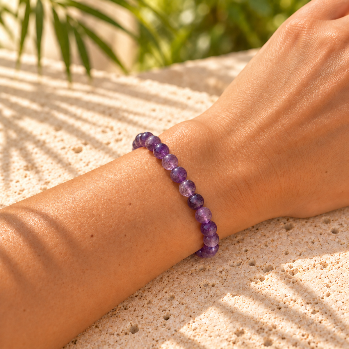 Bracelet Améthyste — porté sur un poignet féminin, perles de 6 mm