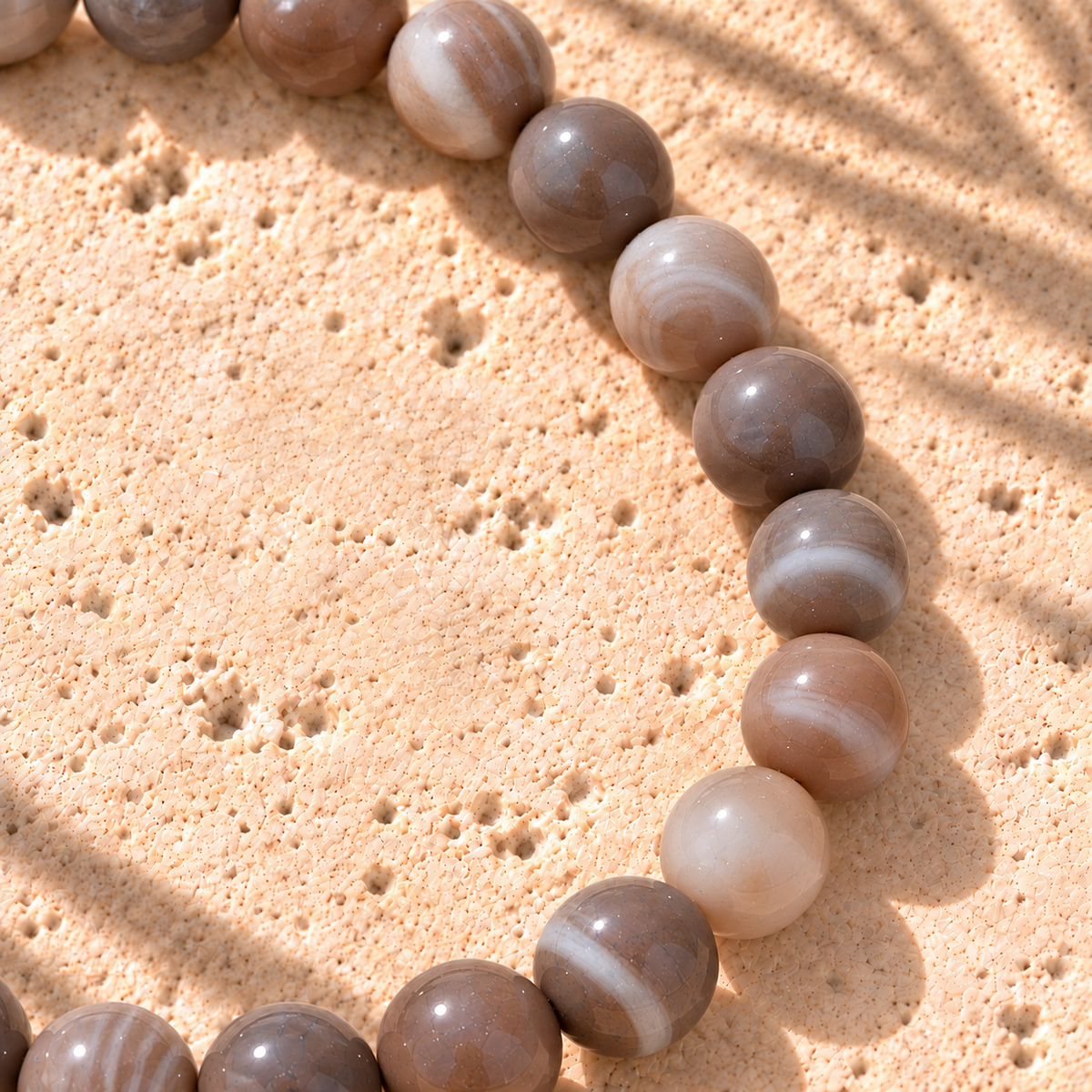Bracelet Agate du Botswana — gros plan du côté droit, courbe naturelle régulière et perles 6 mm