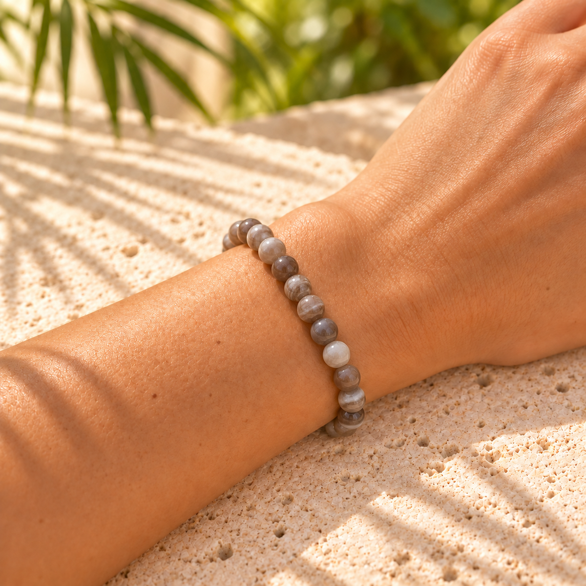 Bracelet Agate du Botswana — porté sur un poignet féminin, perles de 6 mm